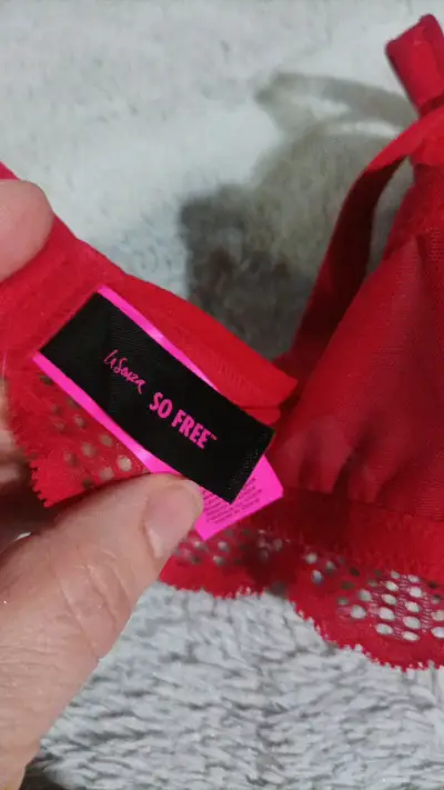 Sostén rojo de encaje con tirantes ajustables - miniatura 5