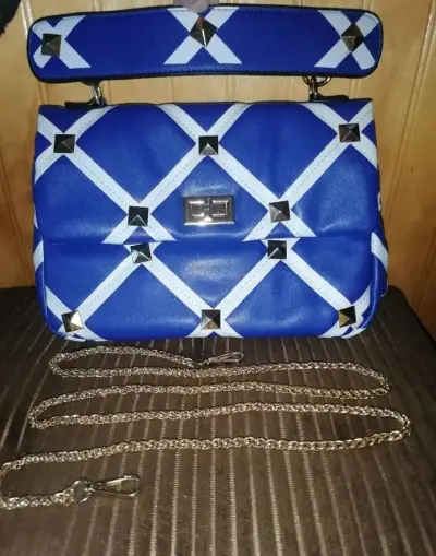 Cartera azul con diseño geométrico y cadena - miniatura 1