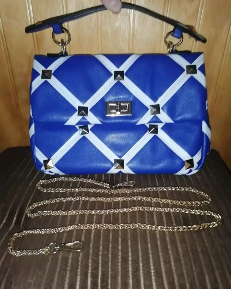 Cartera azul con diseño geométrico y cadena - 2