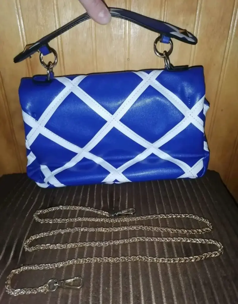 Cartera azul con diseño geométrico y cadena - 3
