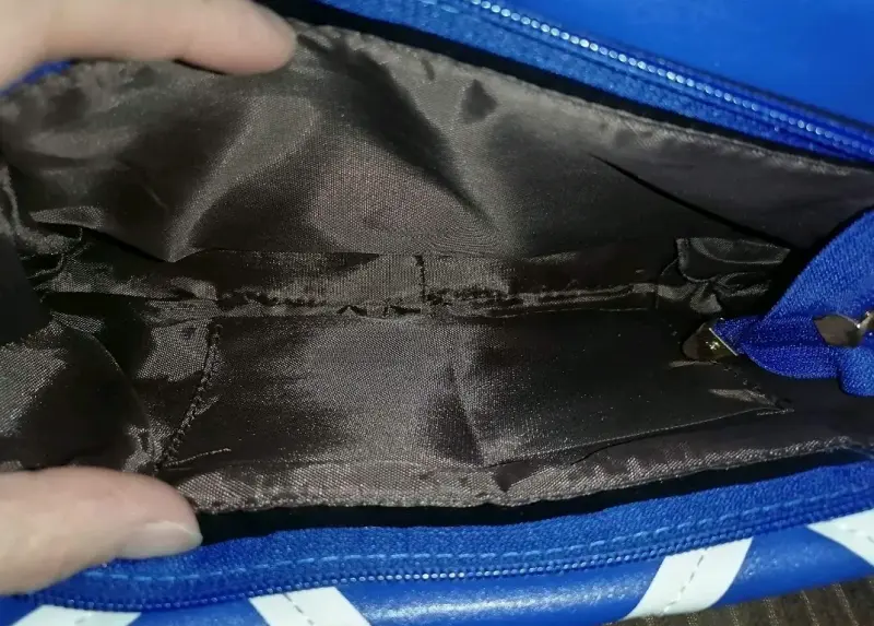 Cartera azul con diseño geométrico y cadena - 4