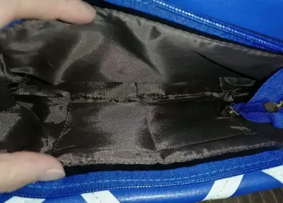 Cartera azul con diseño geométrico y cadena - miniatura 4