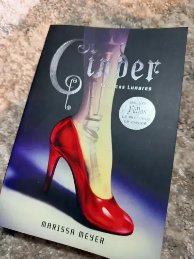 Libro 'Cinder' de Marissa Meyer - Crónicas Lunares - miniatura 1
