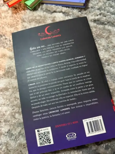 Libro 'Cinder' de Marissa Meyer - Crónicas Lunares - miniatura 2