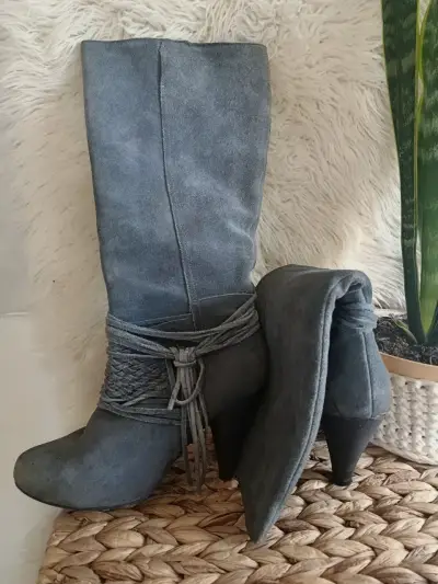 Botas de gamuza gris con tacón alto - miniatura 1