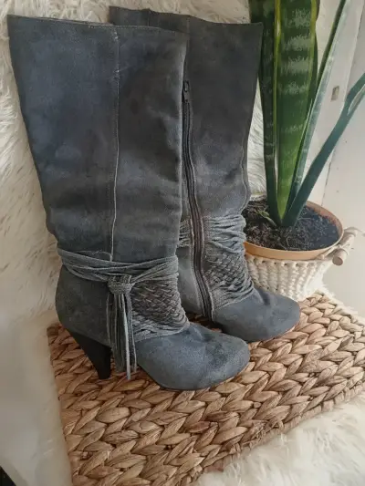 Botas de gamuza gris con tacón alto - miniatura 2