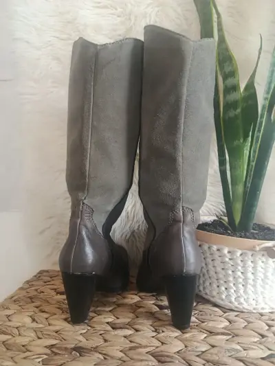 Botas de cuero y gamuza gris con tacón alto - miniatura 1