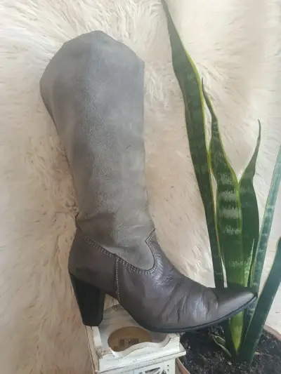 Botas de cuero y gamuza gris con tacón alto - miniatura 5