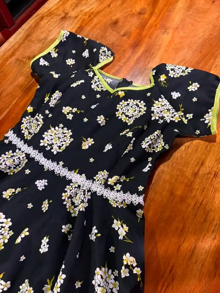 Vestido floral negro con detalles verdes