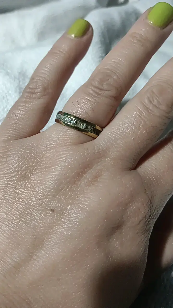 Anillo de oro con incrustaciones de piedras brillantes