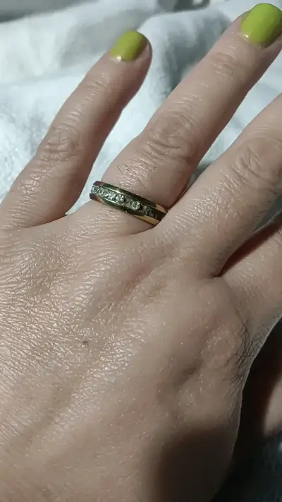 Anillo de oro con incrustaciones de piedras brillantes - miniatura 1