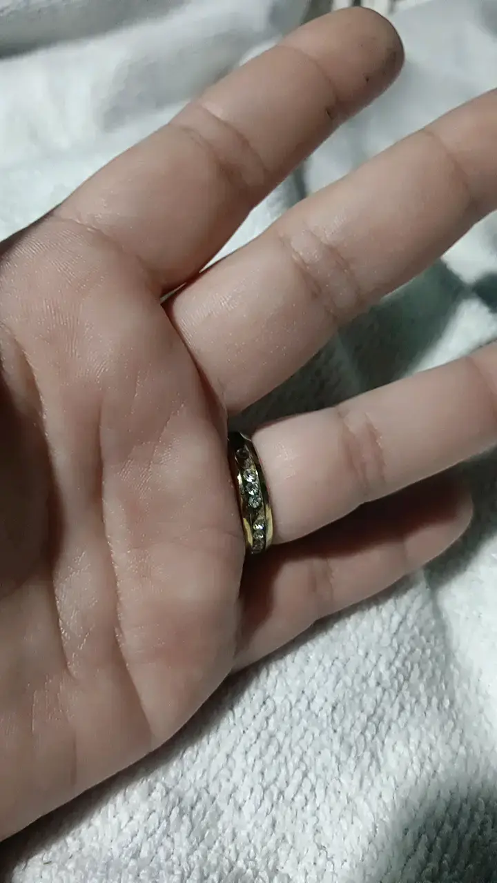 Anillo de oro con incrustaciones de piedras brillantes - 2