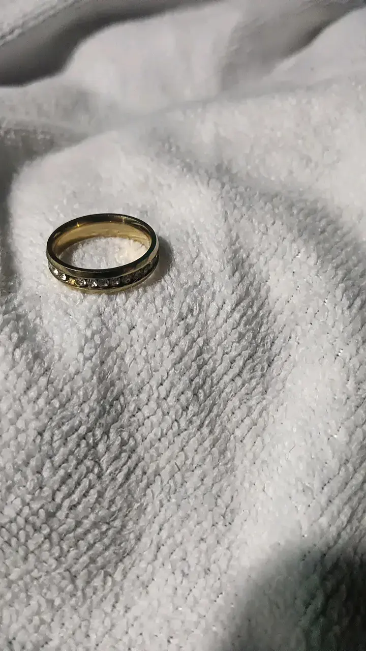Anillo de oro con incrustaciones de piedras brillantes - 3