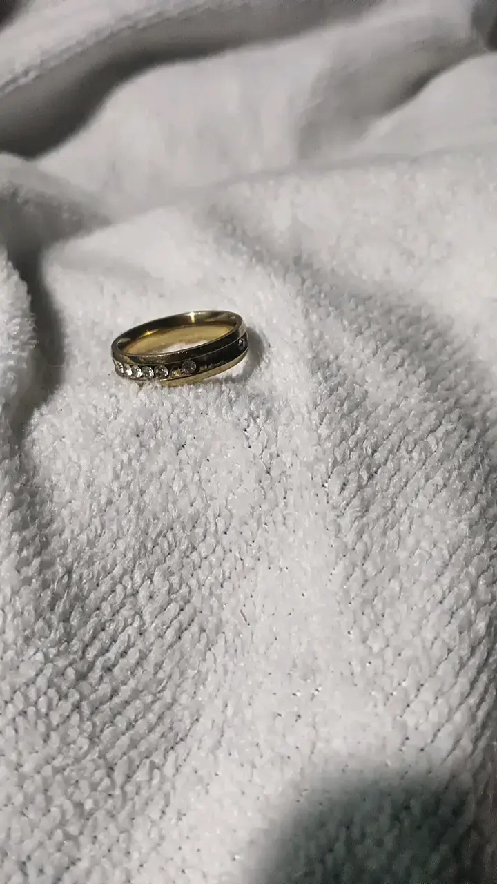 Anillo de oro con incrustaciones de piedras brillantes - 4