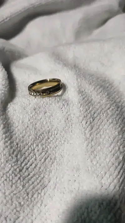 Anillo de oro con incrustaciones de piedras brillantes - miniatura 4