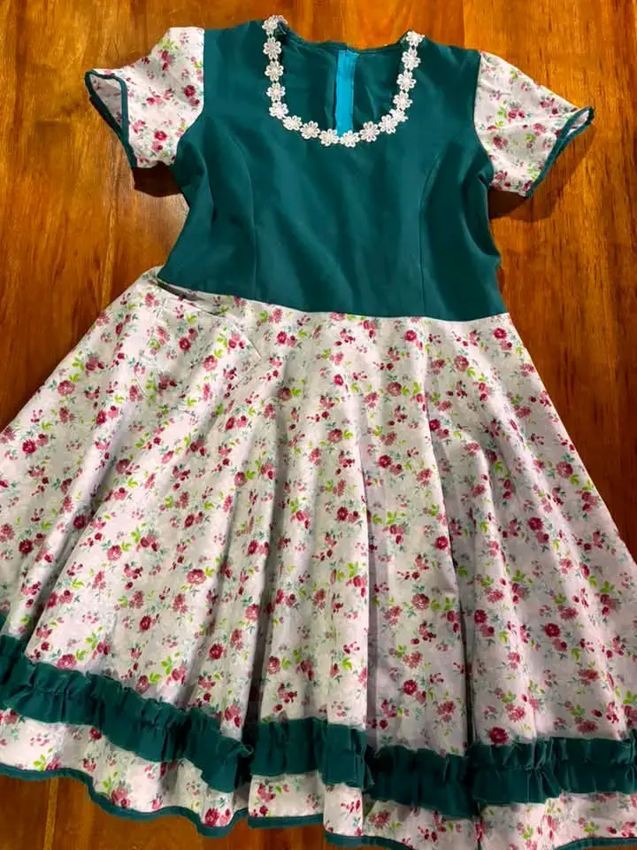 Vestido floral verde y blanco con encaje - 1