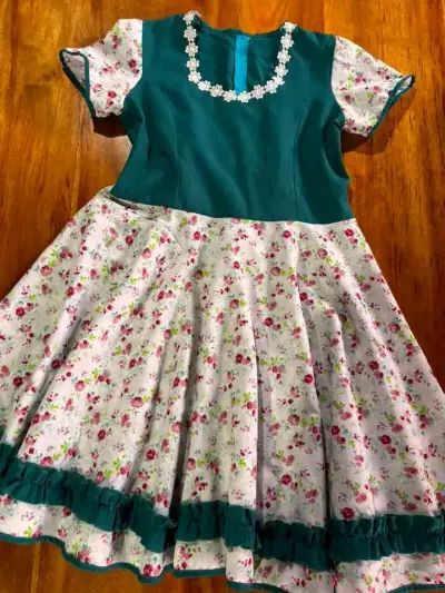 Vestido floral verde y blanco con encaje - miniatura 1