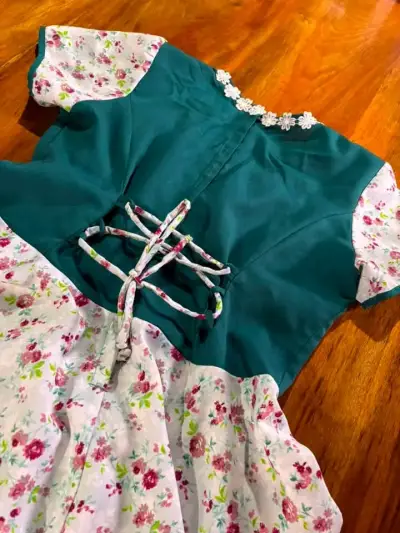 Vestido floral verde y blanco con encaje - miniatura 2