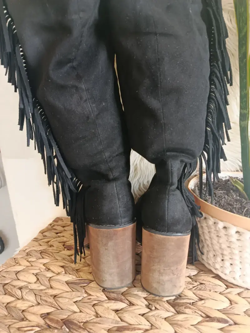Botas negras con flecos y tacón grueso