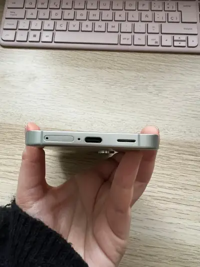 Smartphone Samsung Galaxy S24 con fundas - miniatura 3