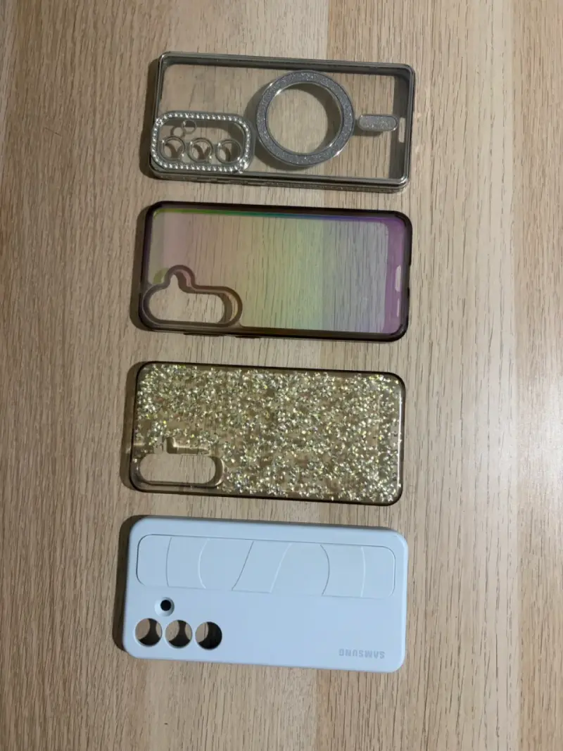 Smartphone Samsung Galaxy S24 con fundas - 4