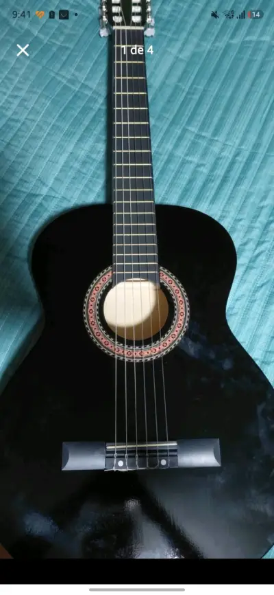Guitarra acústica negra con funda y accesorios - miniatura 1