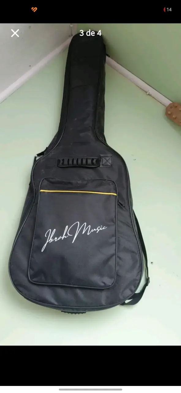 Guitarra acústica negra con funda y accesorios - 2