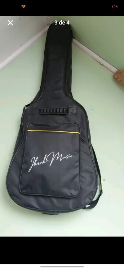 Guitarra acústica negra con funda y accesorios - miniatura 2