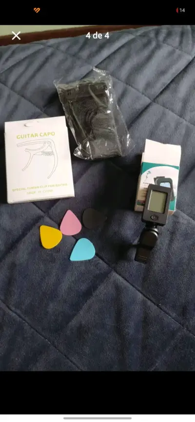 Guitarra acústica negra con funda y accesorios - miniatura 3