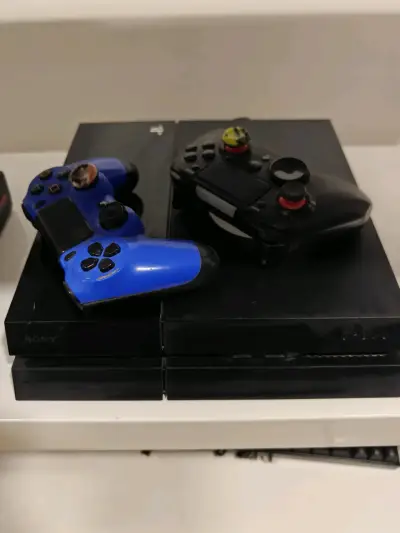 Consola PS4 con dos controles y 1 juegos incluido - miniatura 1