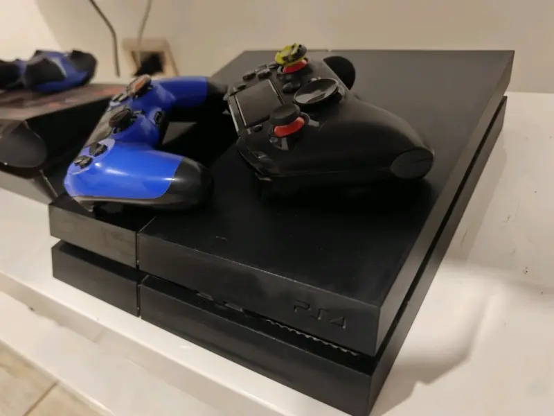 Consola PS4 con dos controles y 1 juegos incluido - 2