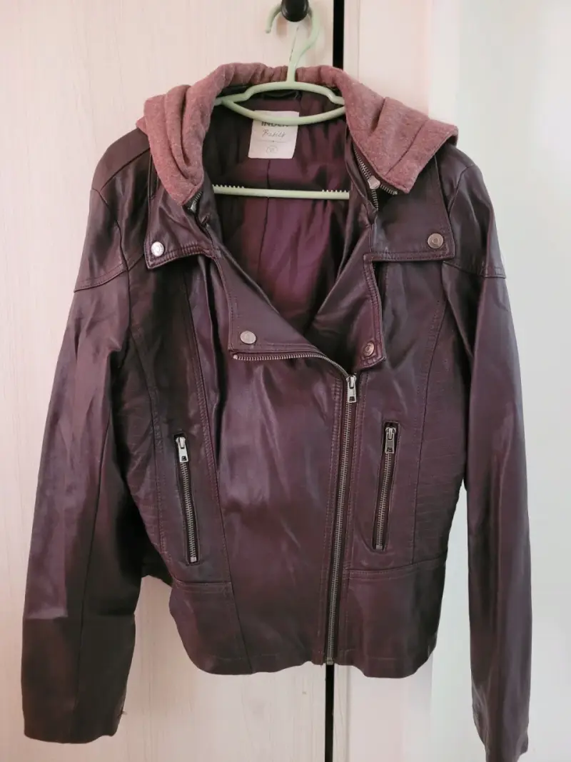 Chaqueta de cuero morada con capucha desmontable