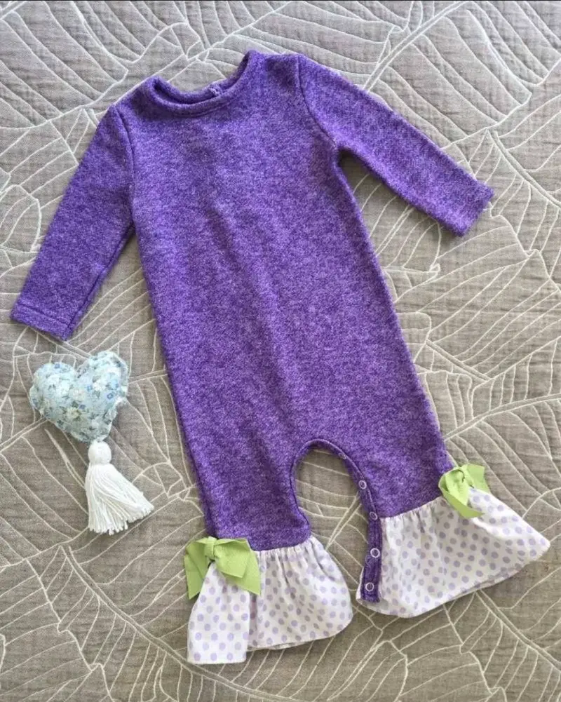 Enterito de bebé morado con volantes