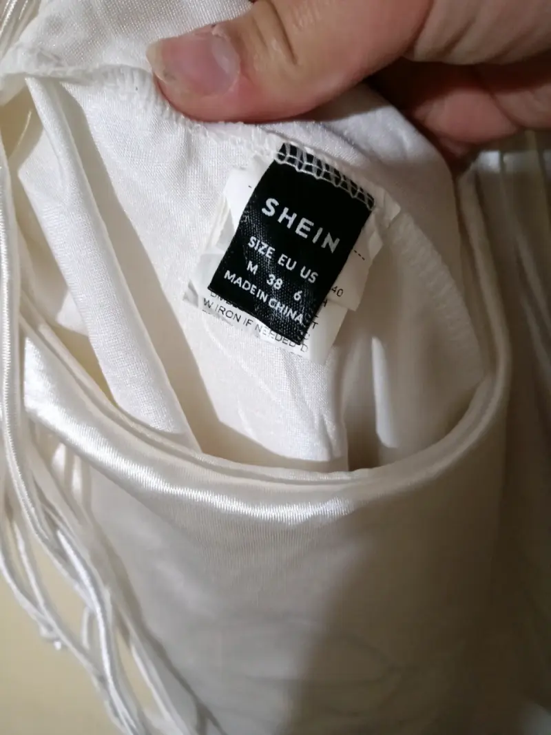 Vestido de fiesta blanco Shein con diseño cruzado - 3