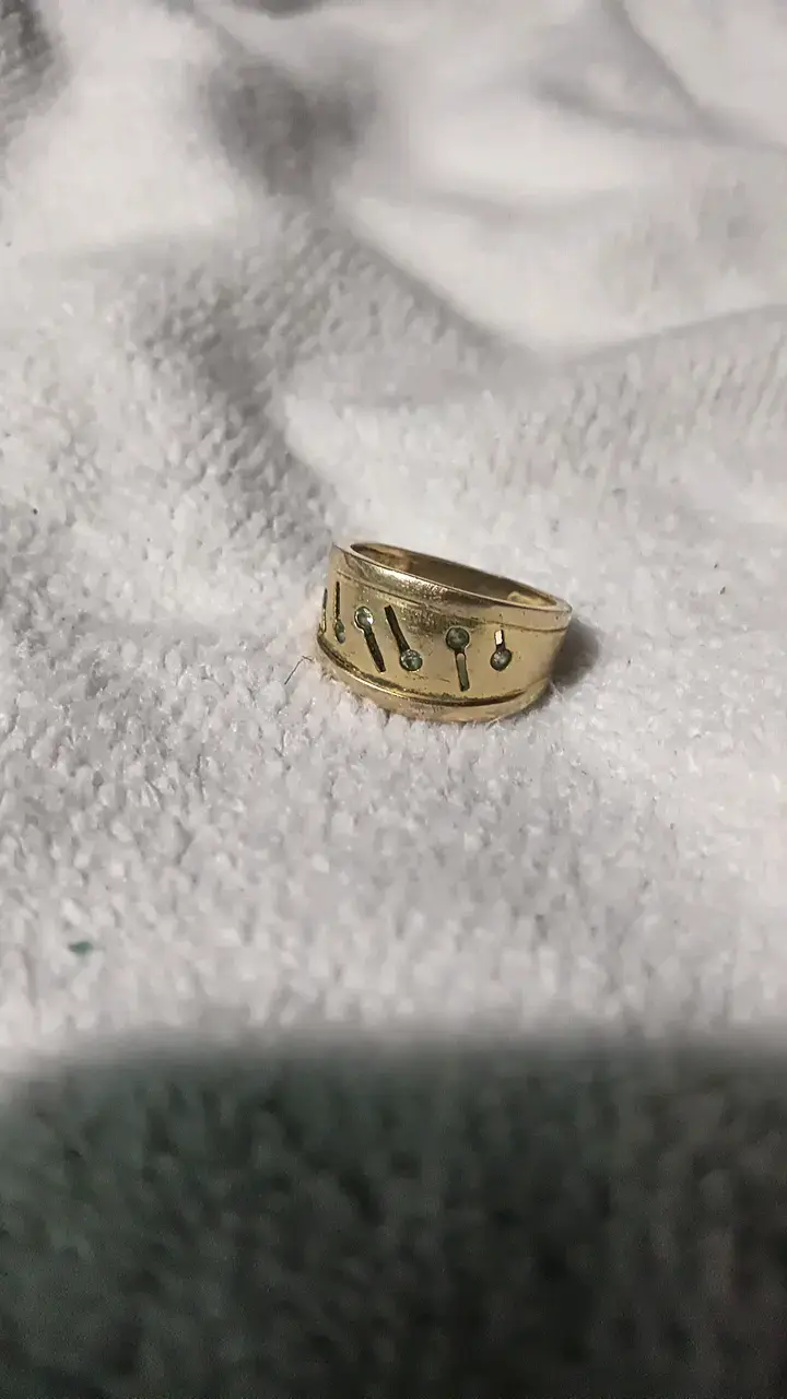 Anillo de oro con diseño grabado