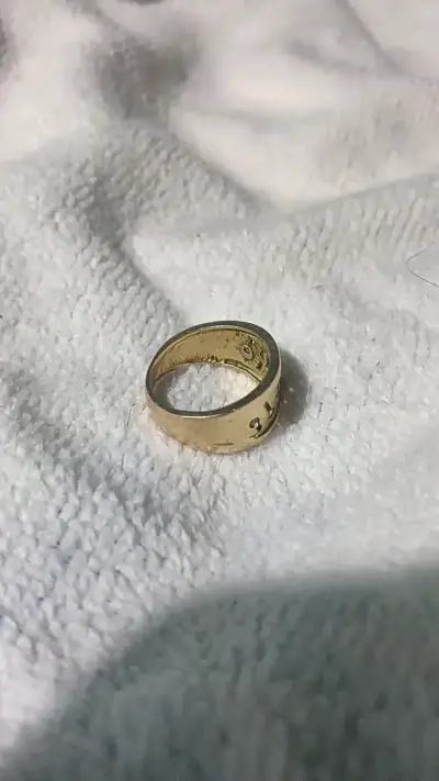 Anillo de oro con diseño grabado - miniatura 3