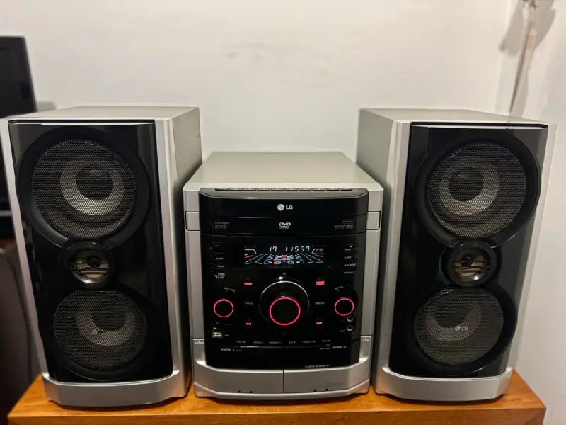 Equipo de sonido LG - 1