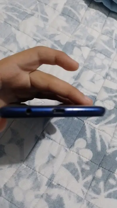 Smartphone Samsung Galaxy A20s azul en buen estado - miniatura 6
