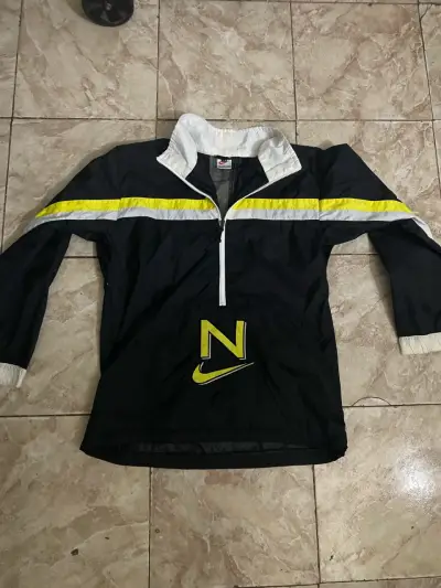 Cortaviento Nike vintage negro  amarillo - miniatura 1