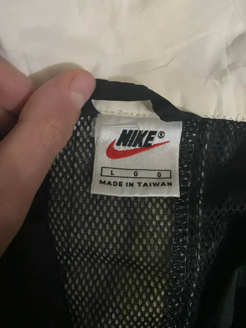 Cortaviento Nike vintage negro  amarillo - 2