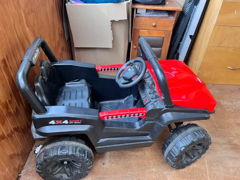 Auto eléctrico para niños Bebesit 4x4 rojo - 2