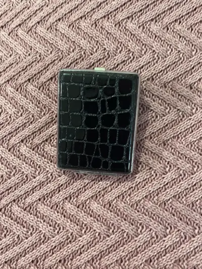 Cigarrera negra con diseño de cocodrilo - miniatura 1