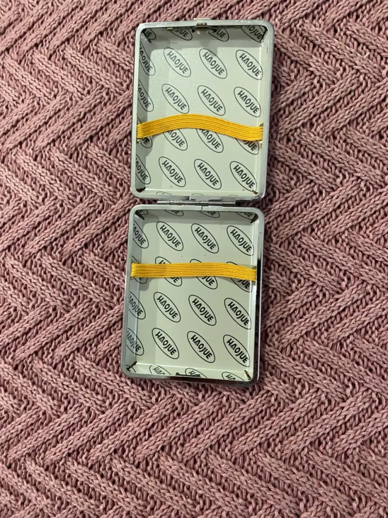 Cigarrera negra con diseño de cocodrilo - 2