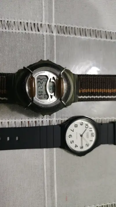 2 Relojes Casio digitales y analógicos - miniatura 3