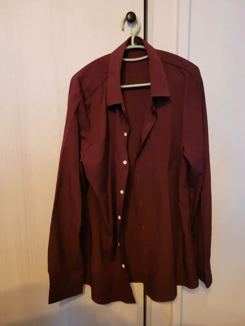 Camisa formal de hombre color burdeos