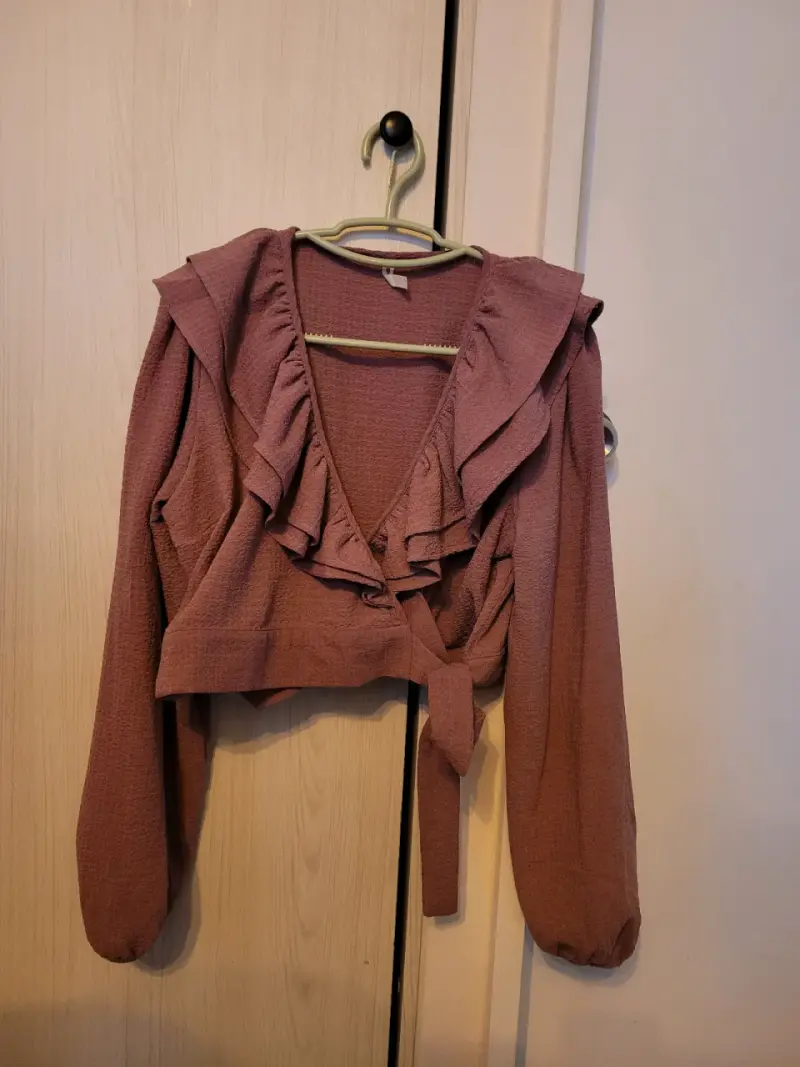 Blusa de mujer con volantes