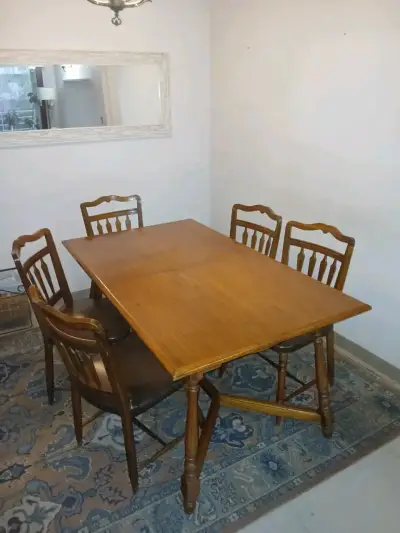Mesa de comedor extensible de madera con sillas - miniatura 1