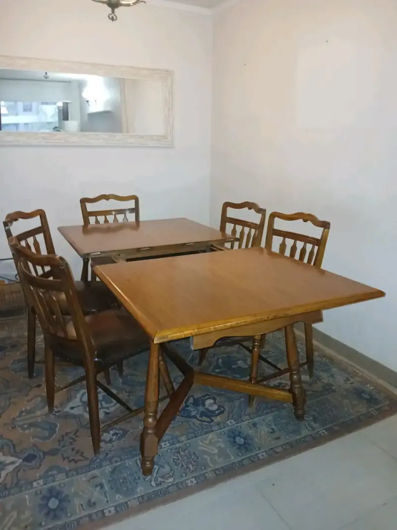 Mesa de comedor extensible de madera con sillas - 2