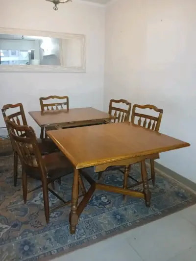 Mesa de comedor extensible de madera con sillas - miniatura 2