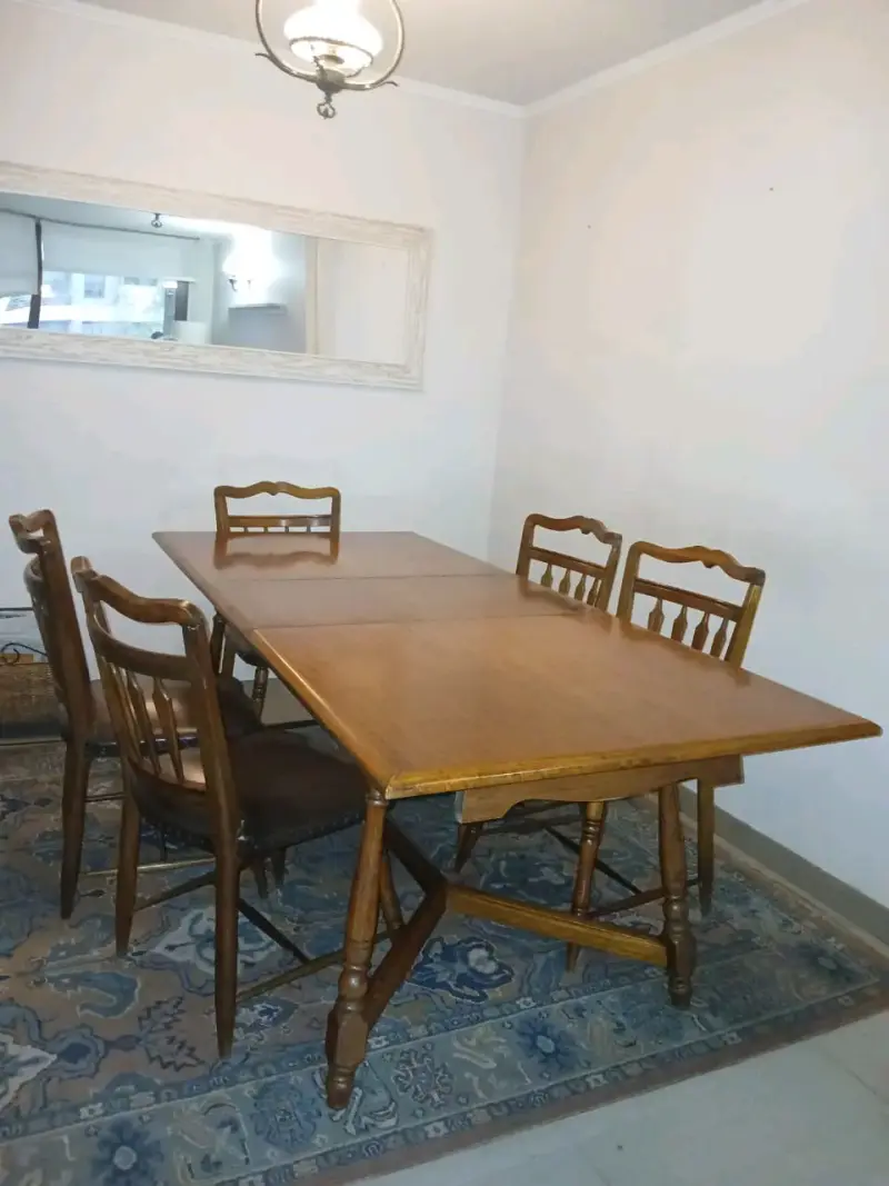 Mesa de comedor extensible de madera con sillas - 3